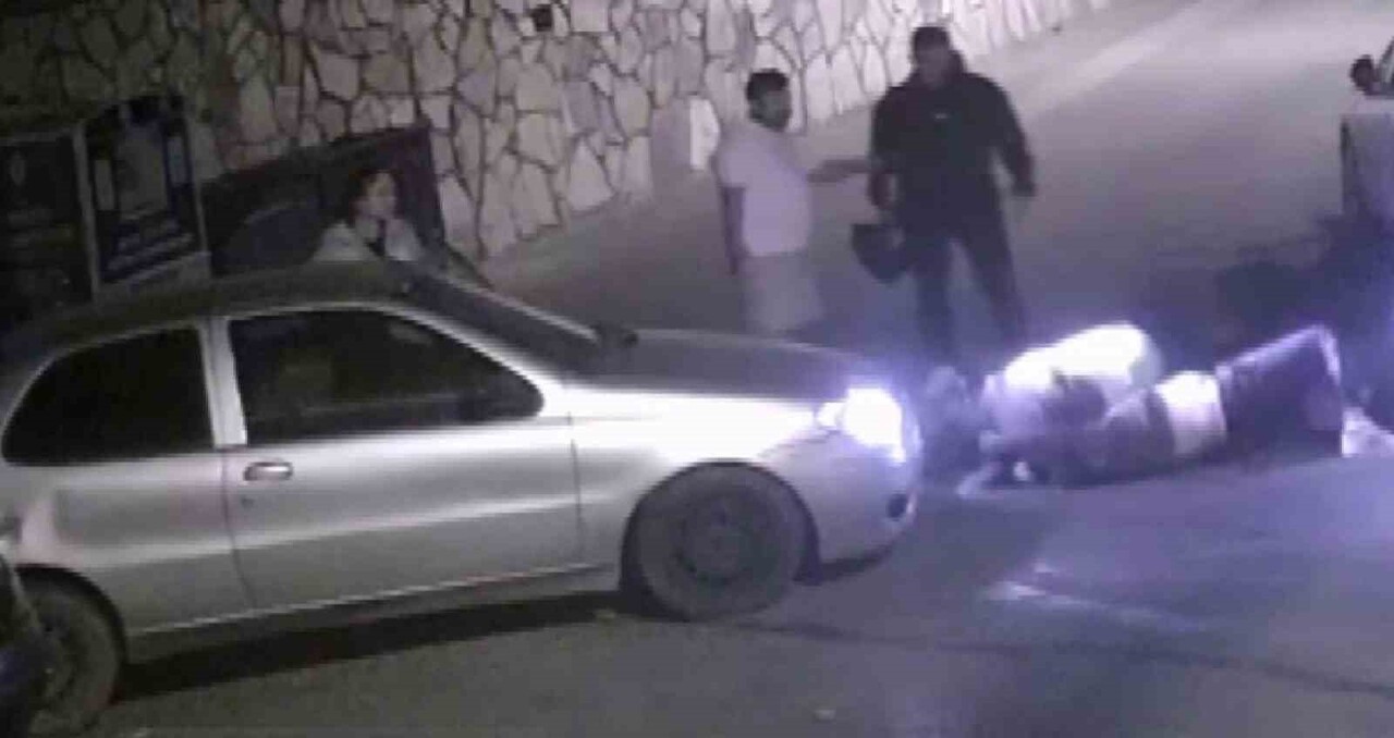 ÜSKÜDAR’DA İKİ SÜRÜCÜ ARASINDA YOL VERME NEDENİYLE BAŞLAYAN TARTIŞMA, GERİ MANEVRA SONUCU YAŞANAN...