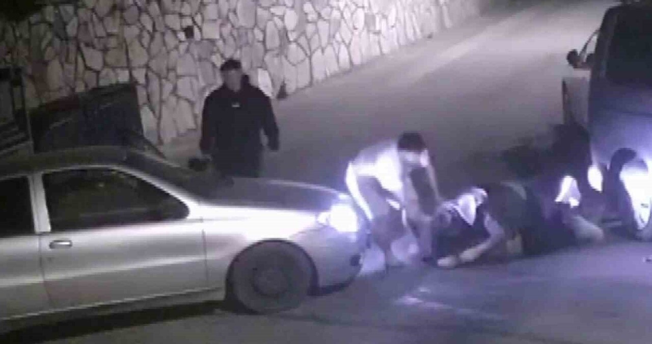 ÜSKÜDAR’DA İKİ SÜRÜCÜ ARASINDA YOL VERME NEDENİYLE BAŞLAYAN TARTIŞMA, GERİ MANEVRA SONUCU YAŞANAN...