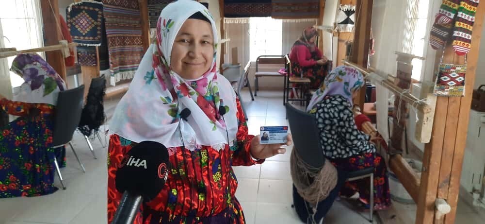 USTA ÖĞRETİCİ SÜMEYYE NAÇAR, GELENEKSEL DOKUMACILIĞINI ANLATTI