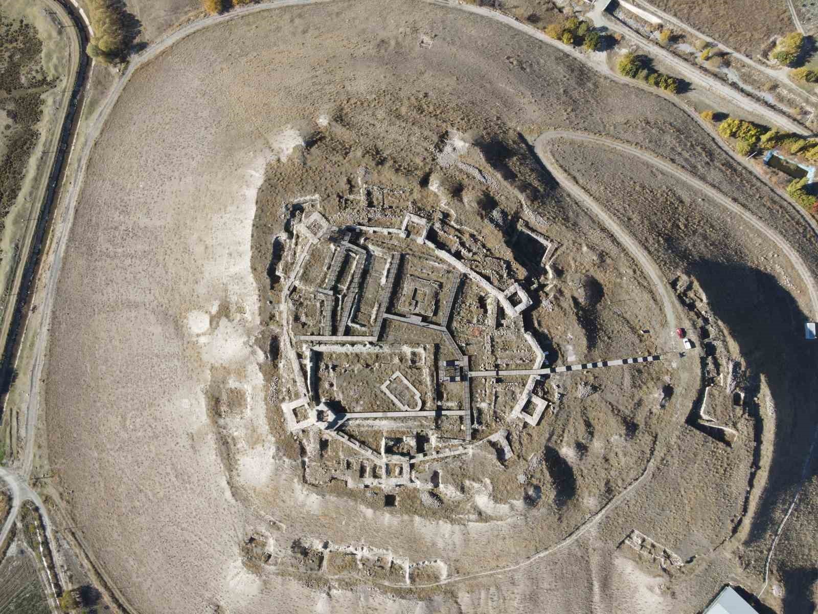 ÜZÜMLÜ İLÇESİ SINIRLARINDA YER ALAN VE URARTU, BİZANS İLE OSMANLI DÖNEMLERİNE EV SAHİPLİĞİ YAPAN...