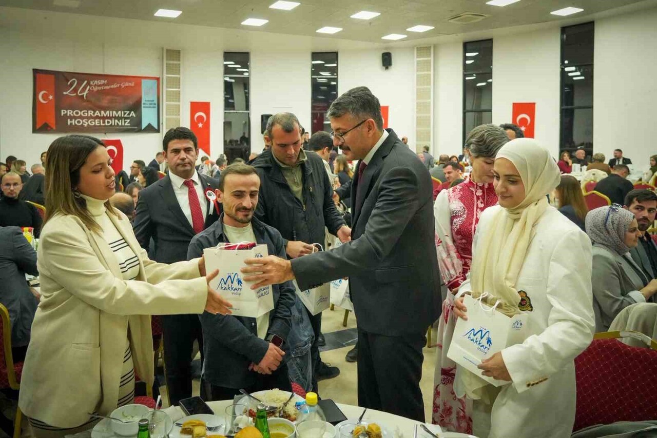 VALİ ALİ ÇELİK TARAFINDAN, 24 KASIM ÖĞRETMENLER GÜNÜ DOLAYISIYLA HAKKÂRİ ÖĞRETMENEVİ’NDE...