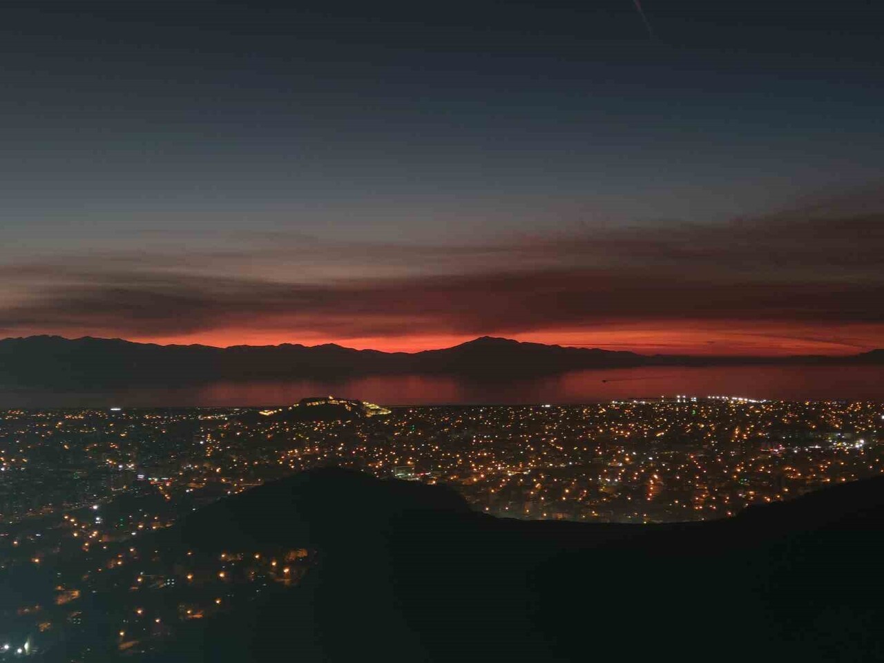 VAN'DA AKŞAM SAATLERİNDE YAŞANAN GÜN BATIMI, KENTİN DOĞAL GÜZELLİĞİNİ BİR KEZ DAHA GÖZLER ÖNÜNE...