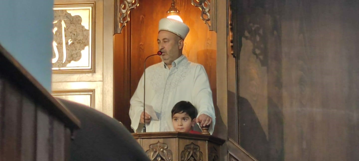 VAN'DA CUMA NAMAZI SIRASINDA CAMİ CEMAATİNİN TAKDİRİNİ TOPLAYAN ANLAMLI BİR AN YAŞANDI. CAMİYE...