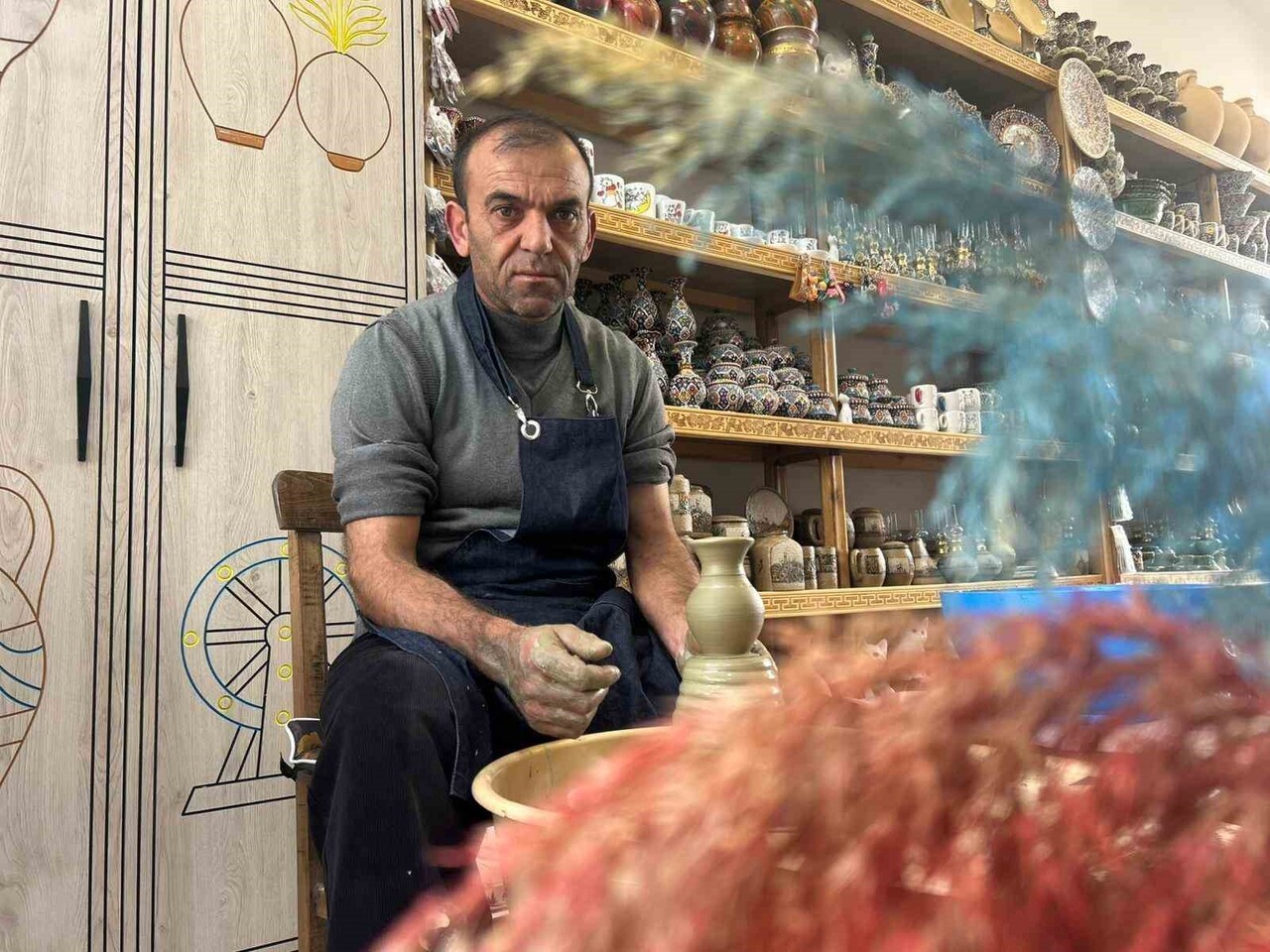 VAN'DA, KÜLTÜR VE TURİZM BAKANLIĞI ÇÖMLEK SANATÇISI OSMAN EŞME, YAKLAŞIK 3 BİN YILLIK KÖKLÜ BİR...