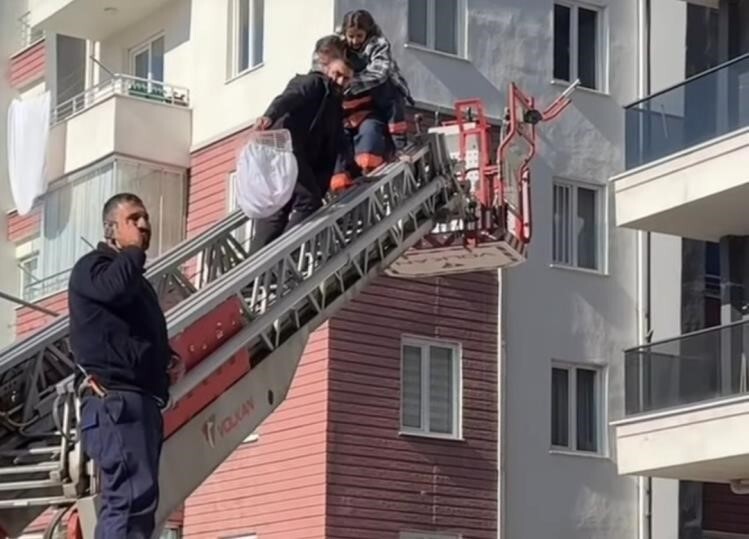VAN'IN İPEKYOLU İLÇESİNDE BİR OTOPARKTA ÇIKAN YANGINDA SIRASINDA DUMANDAN ETKİLENEN 29 KİŞİDEN...