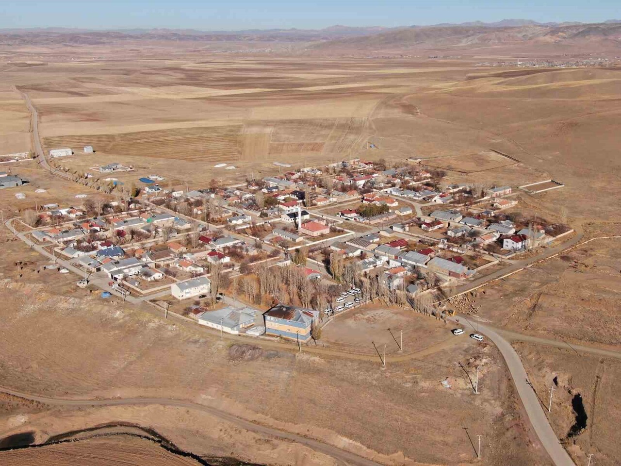 VAN'IN ÖZALP İLÇESİNE BAĞLI EMEK MAHALLESİ, MİMARİ YAPISI VE SONBAHARDA BÜRÜDÜĞÜ RENKLERLE ADETA...