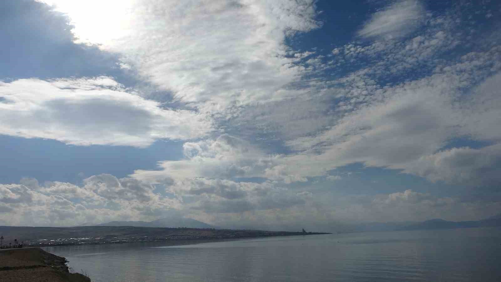 VAN’DA GÖKYÜZÜ GÜN BOYU GÖRSEL BİR ŞÖLEN SUNDU. GÜNDÜZ SAATLERİNDE GÖKYÜZÜNDE HAREKET EDEN...