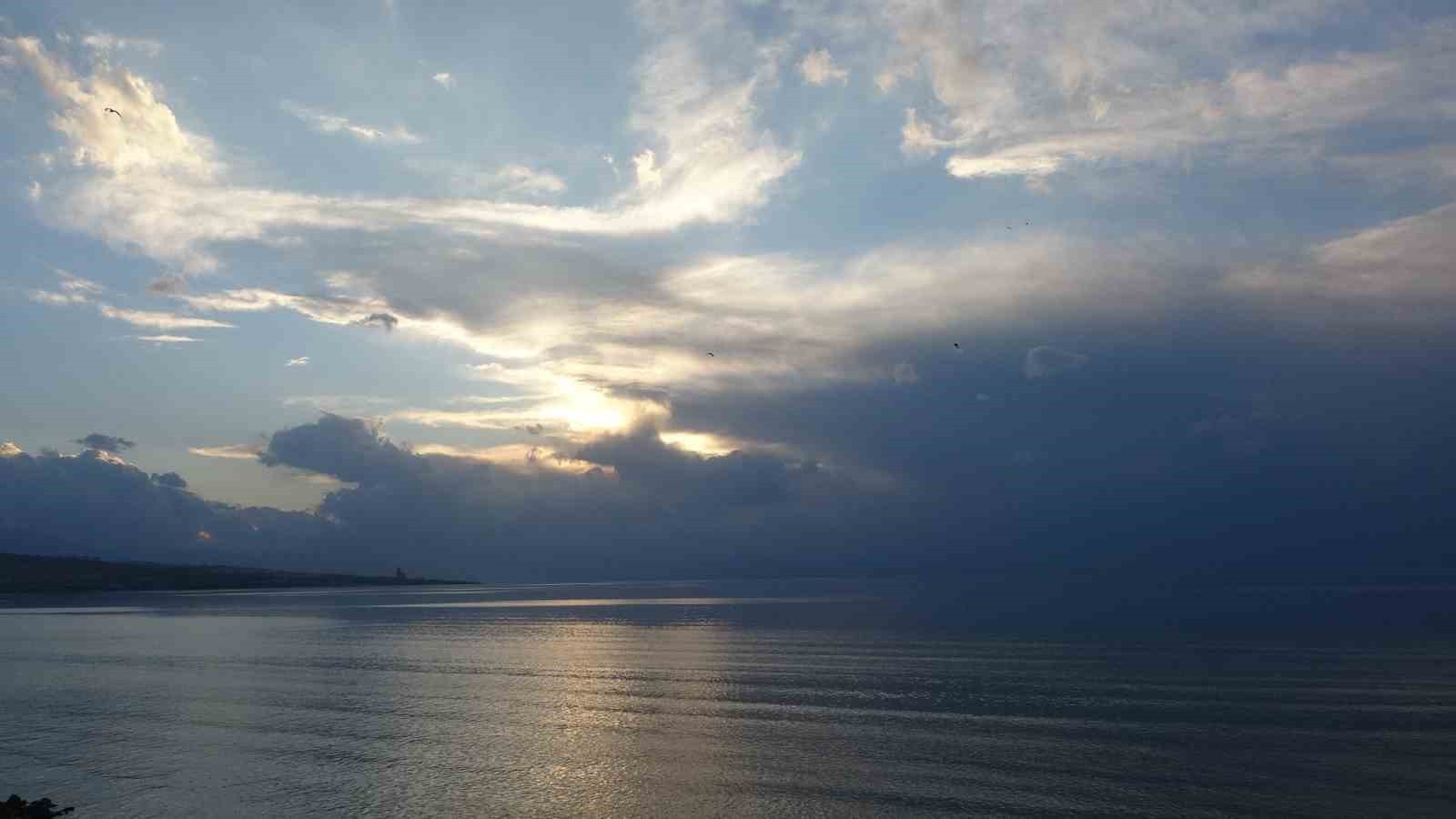 VAN’DA GÖKYÜZÜ GÜN BOYU GÖRSEL BİR ŞÖLEN SUNDU. GÜNDÜZ SAATLERİNDE GÖKYÜZÜNDE HAREKET EDEN...