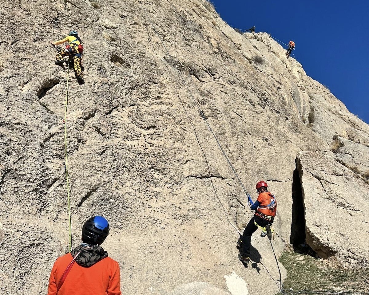 VAN’DA İLK KEZ TÜRKİYE DAĞCILIK FEDERASYONU (TDF) BÜNYESİNDE ÇOK İP BOYLU KAYA TIRMANIŞI EĞİTİMİ...