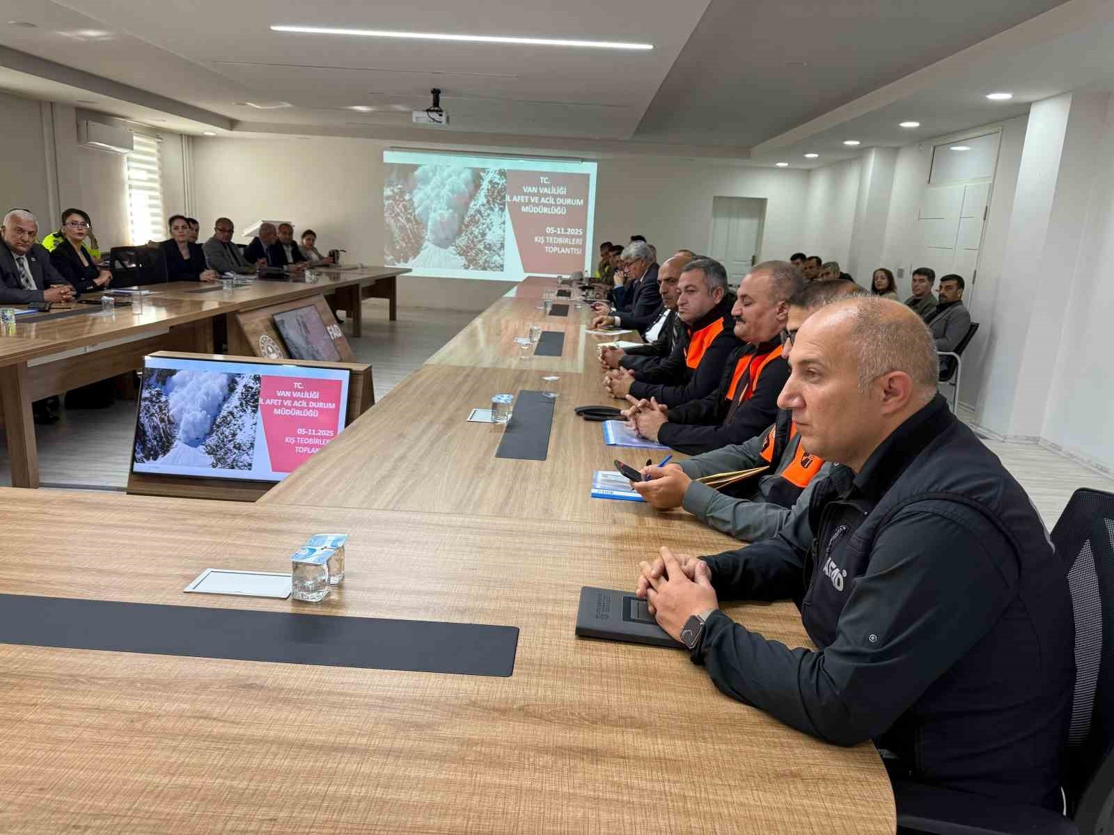 VAN’DA KIŞ MEVSİMİNDE YAŞANABİLECEK OLUMSUZ HAVA KOŞULLARINA KARŞI ALINACAK TEDBİRLERİN ELE...