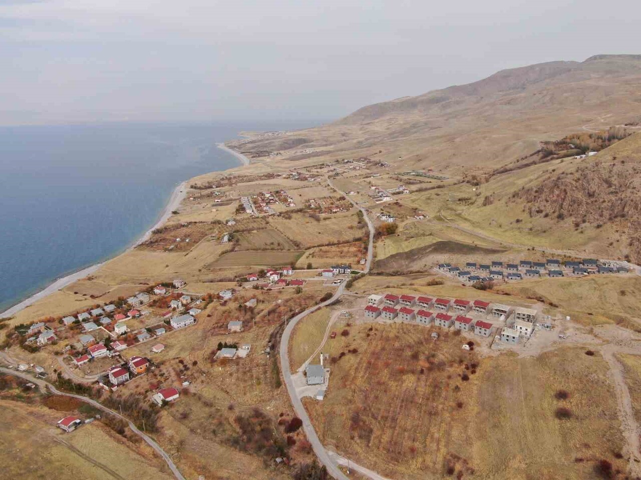 VAN’DA SONBAHARIN ETKİSİYLE TARLALAR VE MEYVE AĞAÇLARI SARI VE ALTIN TONLARA BÜRÜNEREK GÖRSEL BİR...