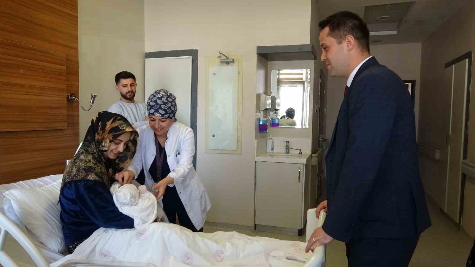 VAN EĞİTİM VE ARAŞTIRMA HASTANESİNDE BAŞLATILAN EPİDURAL (PRENSES) DOĞUM UYGULAMASIYLA, ANNE...