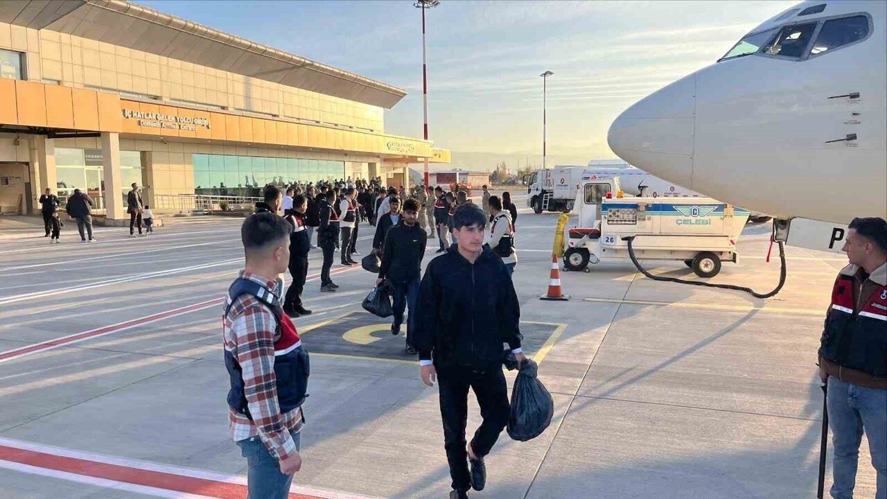 VAN GERİ GÖNDERME MERKEZİ’NDE 300 AFGANİSTAN UYRUKLU DÜZENSİZ GÖÇMEN UÇAKLA ÜLKELERİNE...