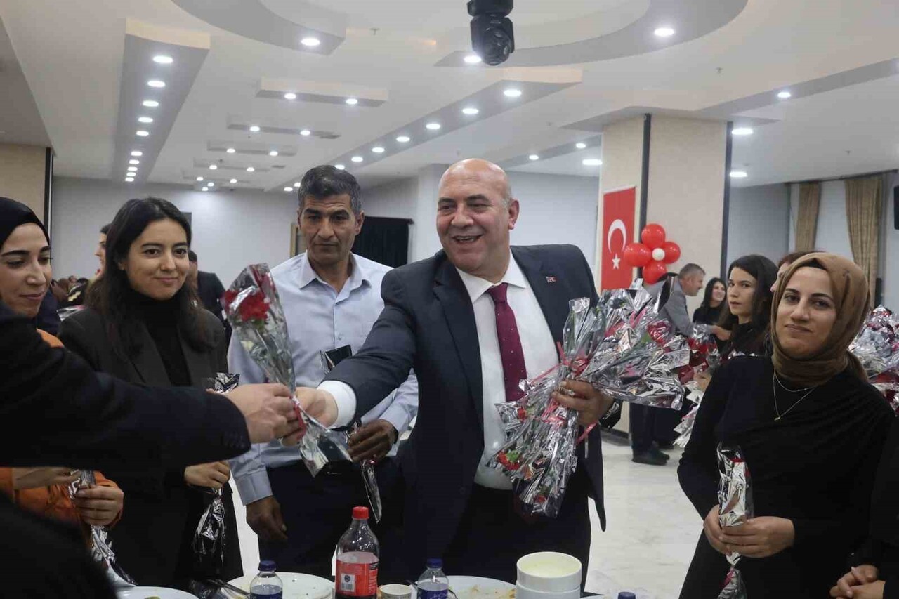 VAN İL MİLLİ EĞİTİM MÜDÜRLÜĞÜ TARAFINDAN 24 KASIM ÖĞRETMENLER GÜNÜ DOLAYISIYLA ÖĞRETMENLERE...