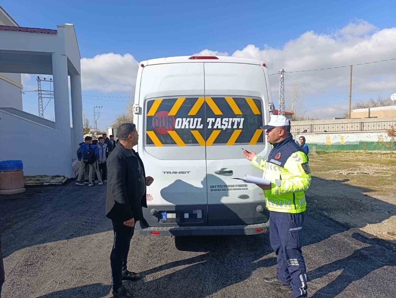 VAN’IN EDREMİT İLÇESİNDE JANDARMA EKİPLERİNCE OKUL SERVİSLERİ DENETLENDİ.