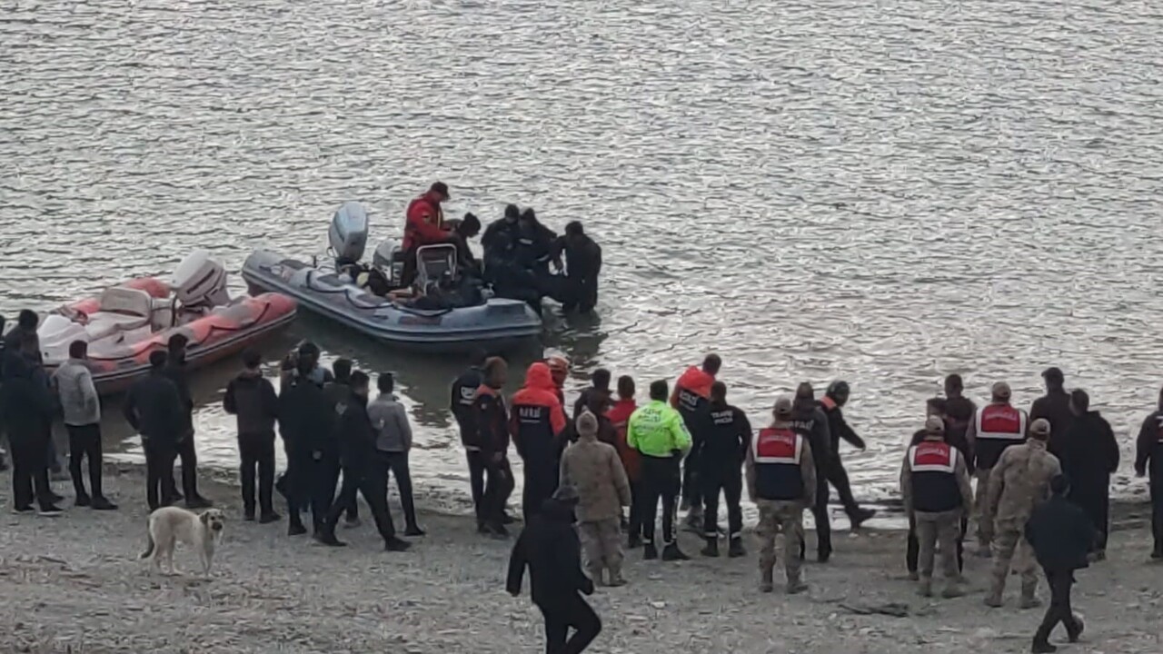 VAN’IN GÜRPINAR İLÇESİNDE KONTROLDEN ÇIKAN OTOMOBİLİN ZERNEK BARAJI’NA UÇMASI SONUCU KAYBOLAN...