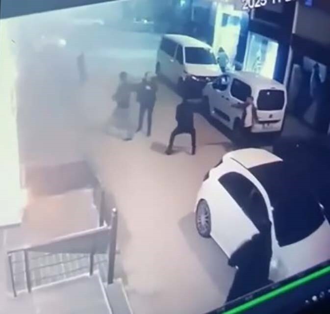 VAN’IN İPEKYOLU İLÇESİNDE OTEL SAHİBİ BABA İLE OĞLUNUN HAYATINI KAYBETTİĞİ SİLAHLI KAVGANIN...