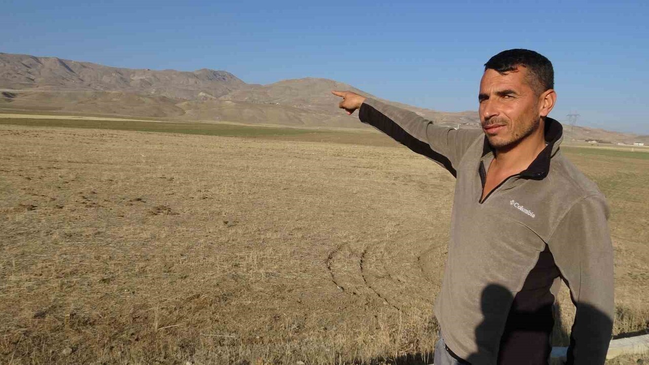 VAN’IN TUŞBA İLÇESİ KIRSALINDA VEDAŞ’A AİT ELEKTRİK DİREĞİNİN DEVRİLMESİ SONUCU YERE DÜŞEN ENERJİ...