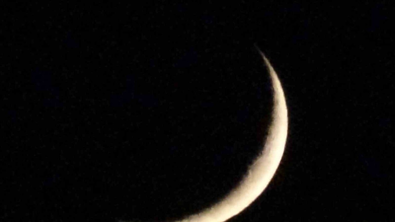 VAN SEMALARI, GÜN BATIMININ ARDINDAN ORTAYA ÇIKAN HİLAL AY MANZARASIYLA ADETA GÖRSEL BİR ŞÖLEN...