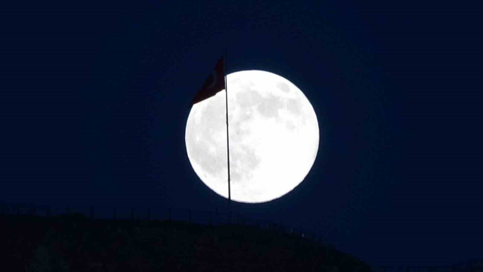 VAN SEMALARI, YILIN EN GÖRKEMLİ GÖKYÜZÜ OLAYLARINDAN BİRİNE SAHNE OLDU.