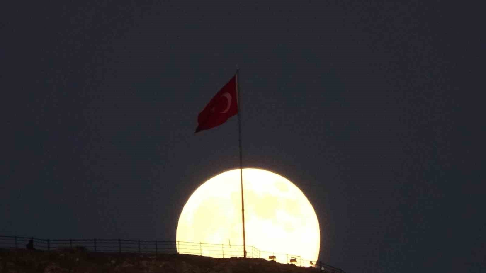 VAN SEMALARI, YILIN EN GÖRKEMLİ GÖKYÜZÜ OLAYLARINDAN BİRİNE SAHNE OLDU.