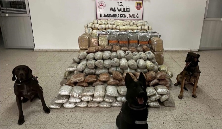 VAN VE HAKKARİ'DE JANDARMA EKİPLERİNCE YAPILAN 2 AYRI OPERASYONDA 324 KİLO UYUŞTURUCU ELE...