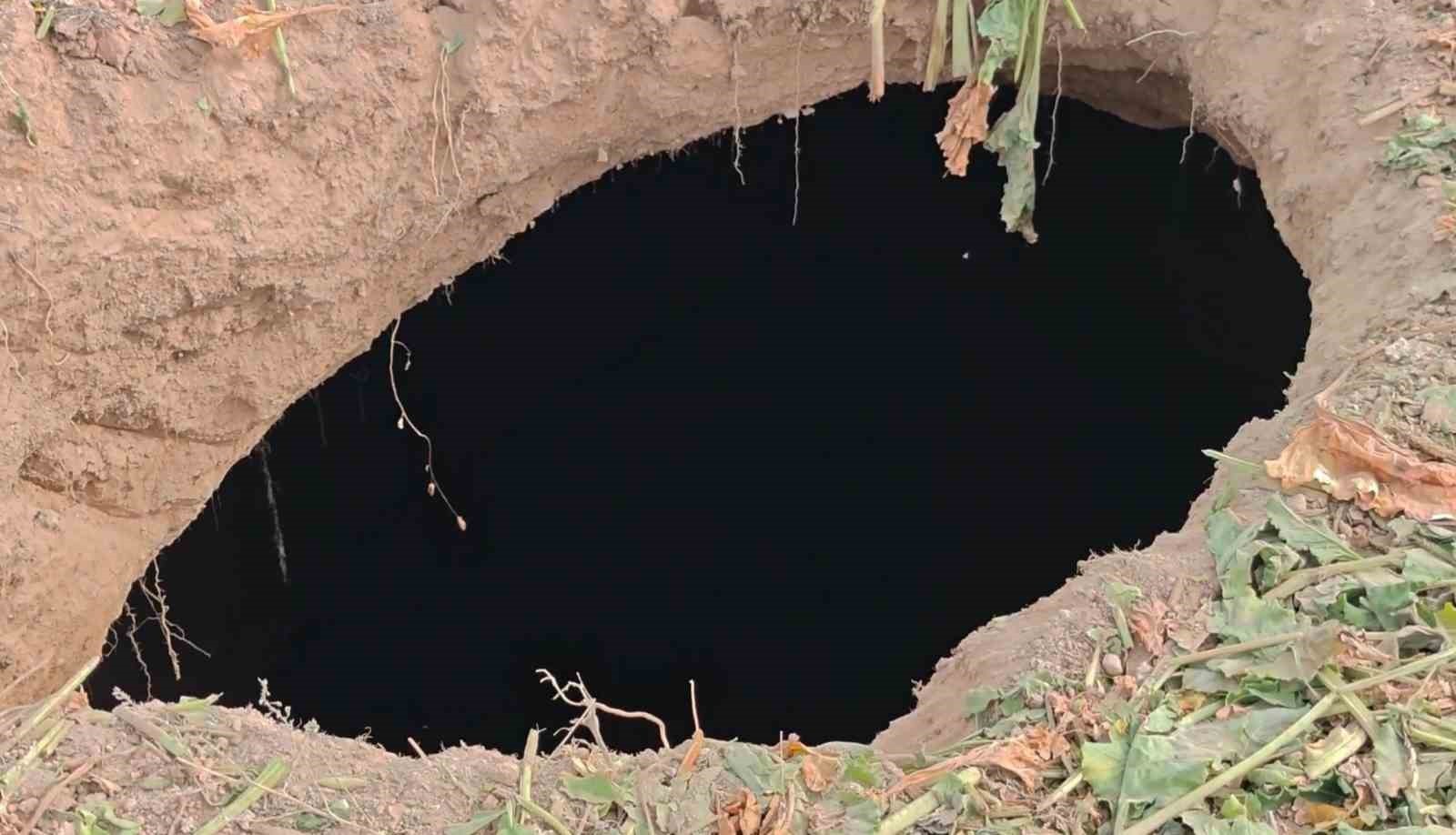 YAKLAŞIK 2 METRE ÇAPINDA VE 15 METRE DERİNLİĞİNDE OLDUĞU BELİRLENEN OBRUK, TARLADA PANCAR HASADI...