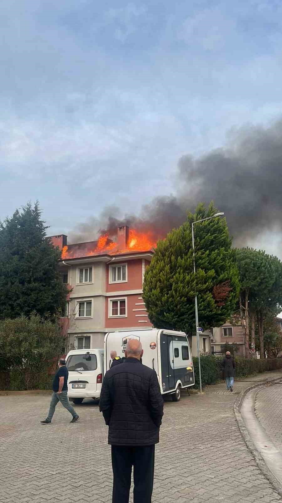 YALOVA'DA 3 KATI BİNANIN ÇATISINDA MEYDANA GELEN YANGIN İTFAİYE EKİPLERİ TARAFINDAN...