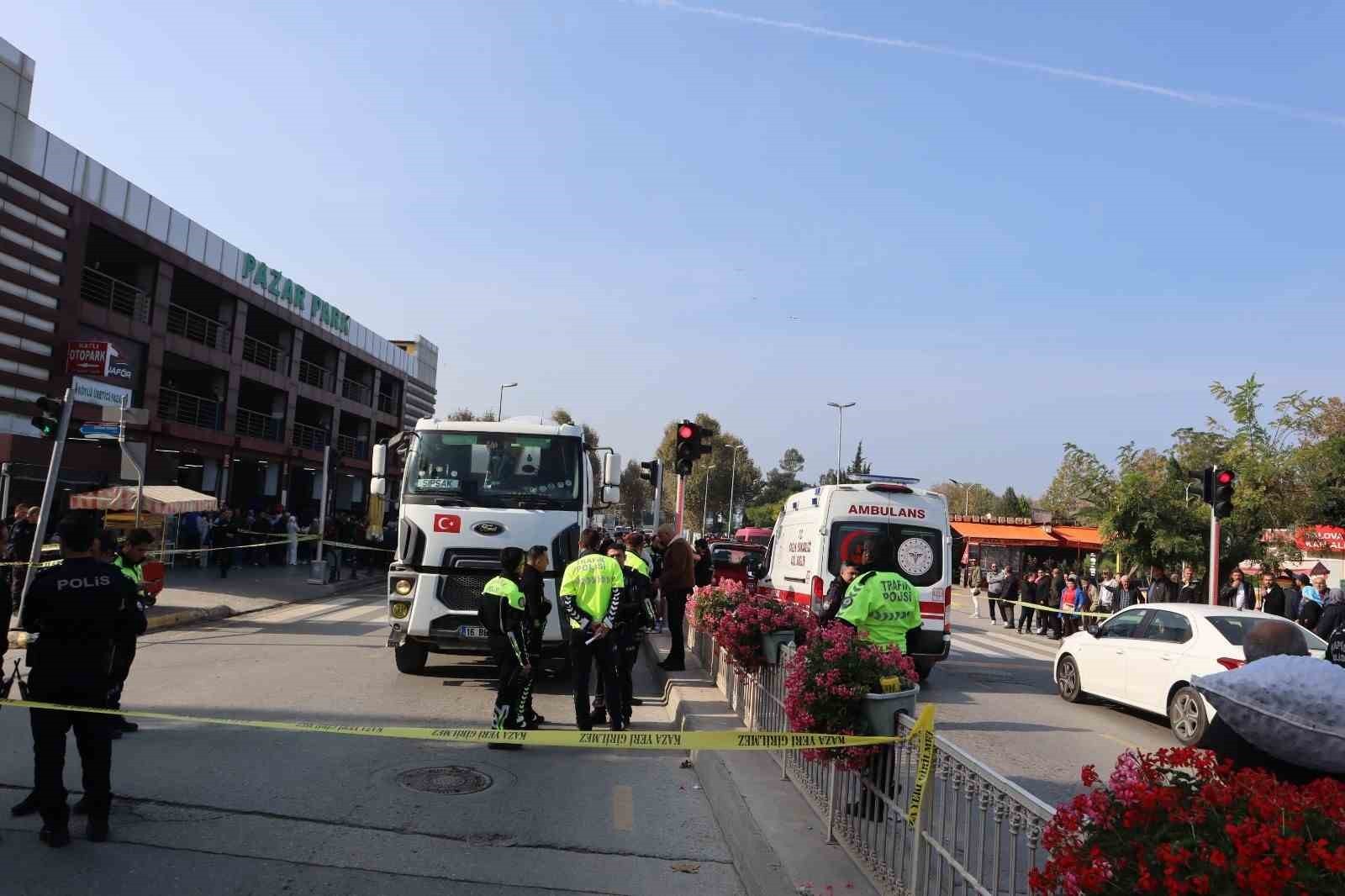 YALOVA'DA TRAFİK IŞIKLARDA BETON MİKSERİNİN ALTINDA KALAN YAŞLI KADIN HAYATINI KAYBETTİ