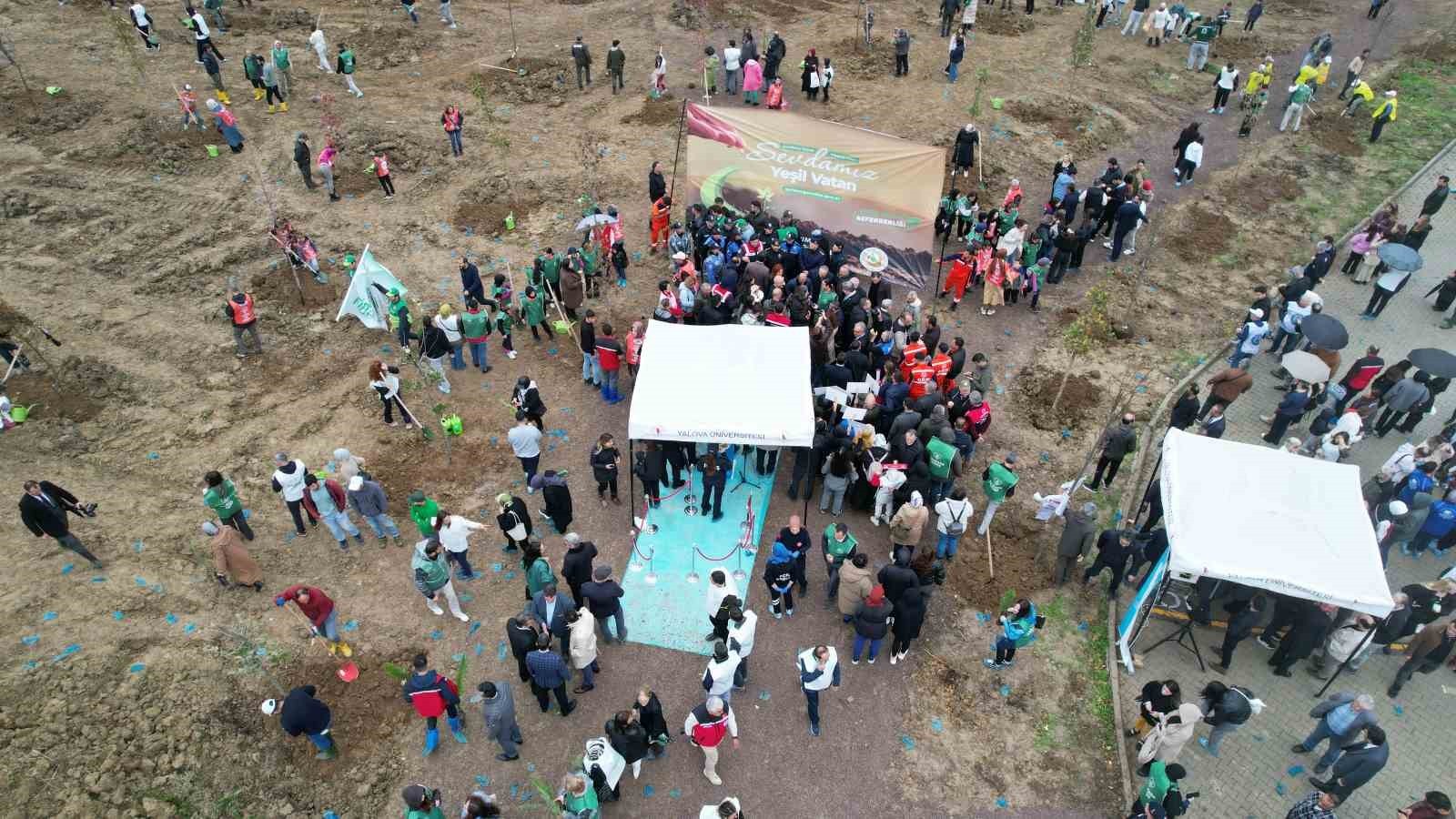 YALOVA’DA 11 KASIM MİLLİ AĞAÇLANDIRMA GÜNÜ ÇERÇEVESİNDE "SEVDAMIZ YEŞİL VATAN" SLOGANIYLA FİDANLAR...