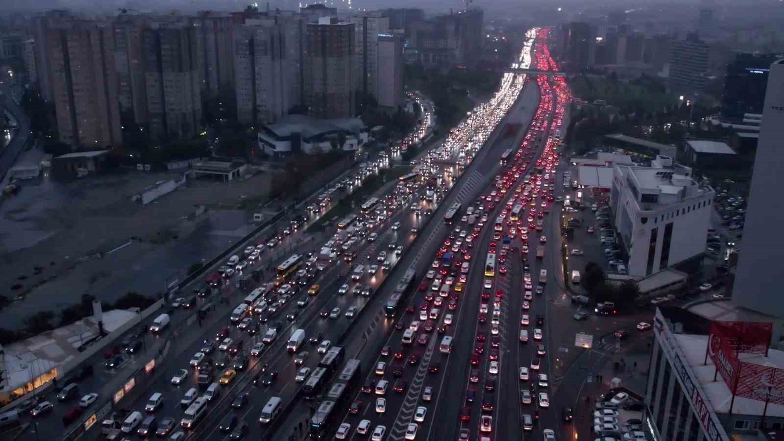 YANGIN NEDENİYLE TRAFİKTE YOĞUNLUK OLUŞTU.