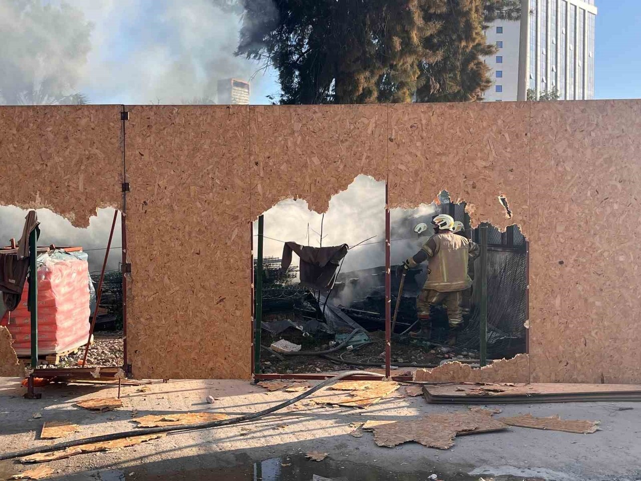 YANGIN SEBEBİYLE ŞANTİYE ALANINDA ARAÇLAR YANDI, BÜYÜK MADDİ HASAR OLUŞTU.