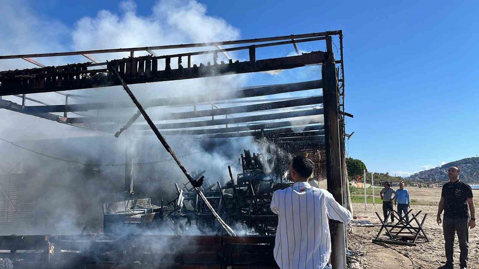 YANGINDA BÜFE İÇERİSİNDE BULUNAN MASA VE SANDALYELER KULLANILAMAZ HALE GELDİ.