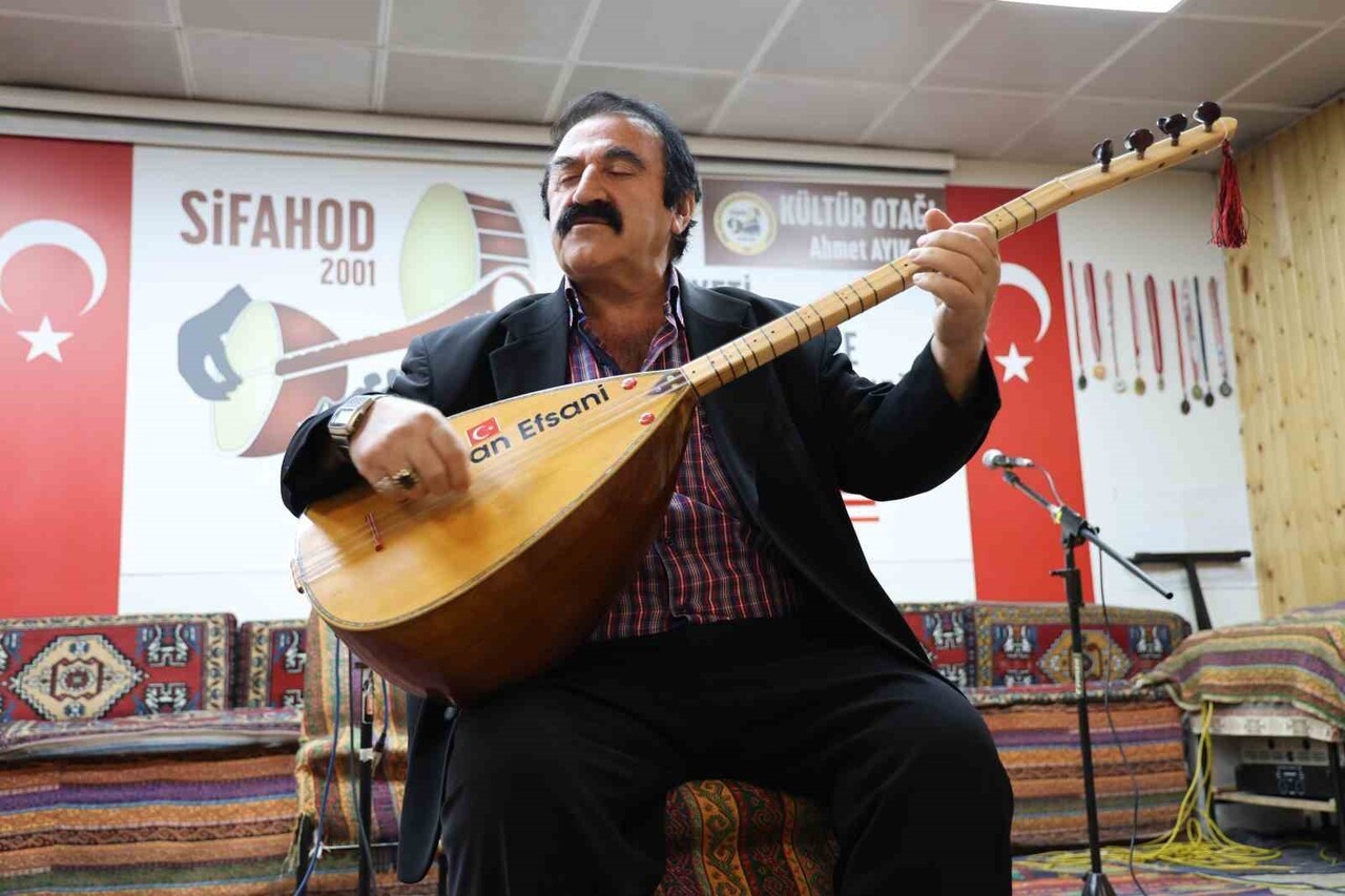 YAPAY ZEKA TEKNOLOJİNİN İLERLEMESİYLE BİRLİKTE BİRÇOK ŞARKI VE TÜRKÜ YAPAY ZEKAYA SESLENDİRİLMEYE...