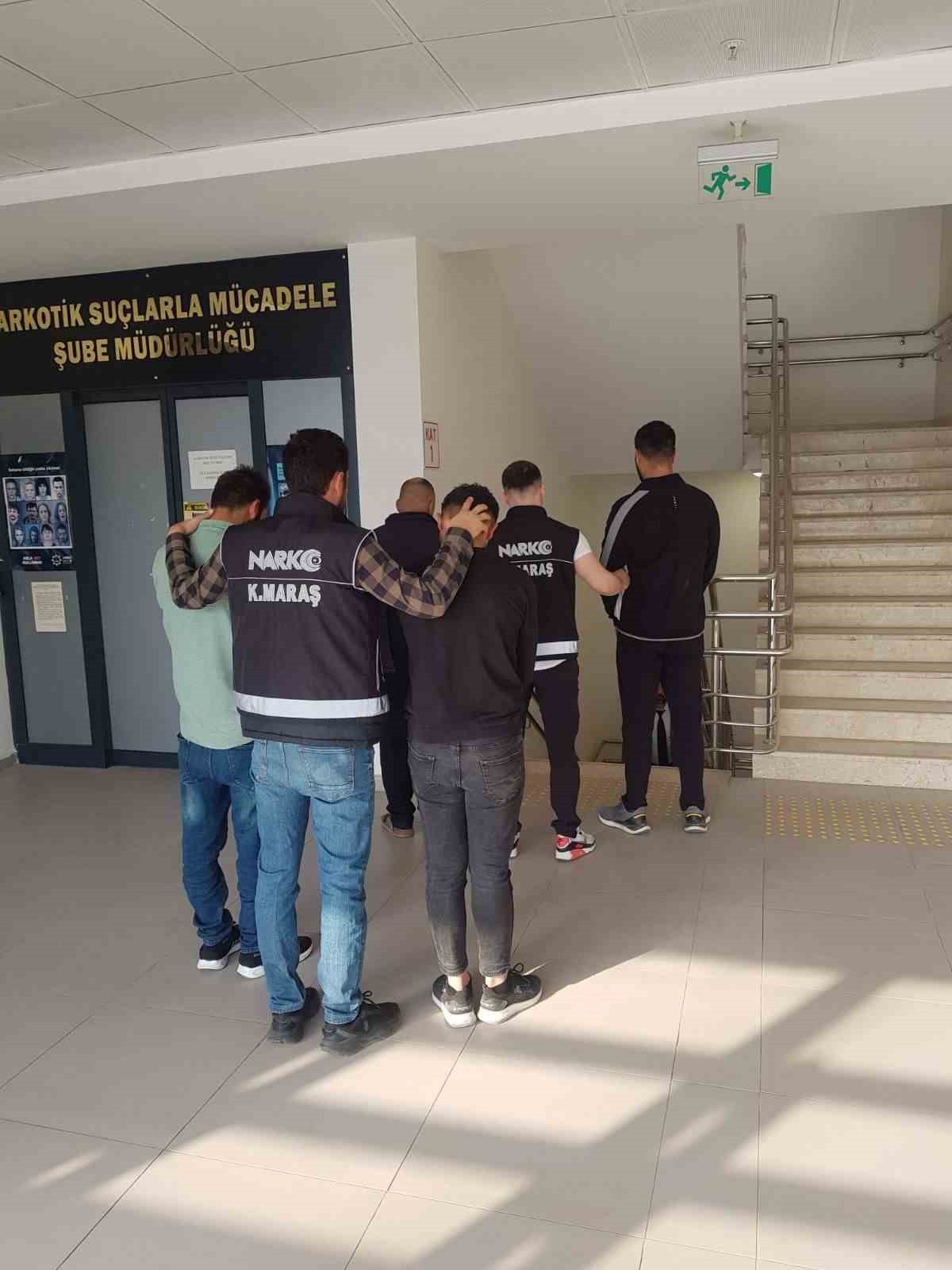 YAPILAN ARAMALARDA 6 BİN 300 CAPTAGON HAP ELE GEÇİRİLDİ. EMNİYETTEKİ İŞLEMLERİ SONRASI ADLİYEYE...