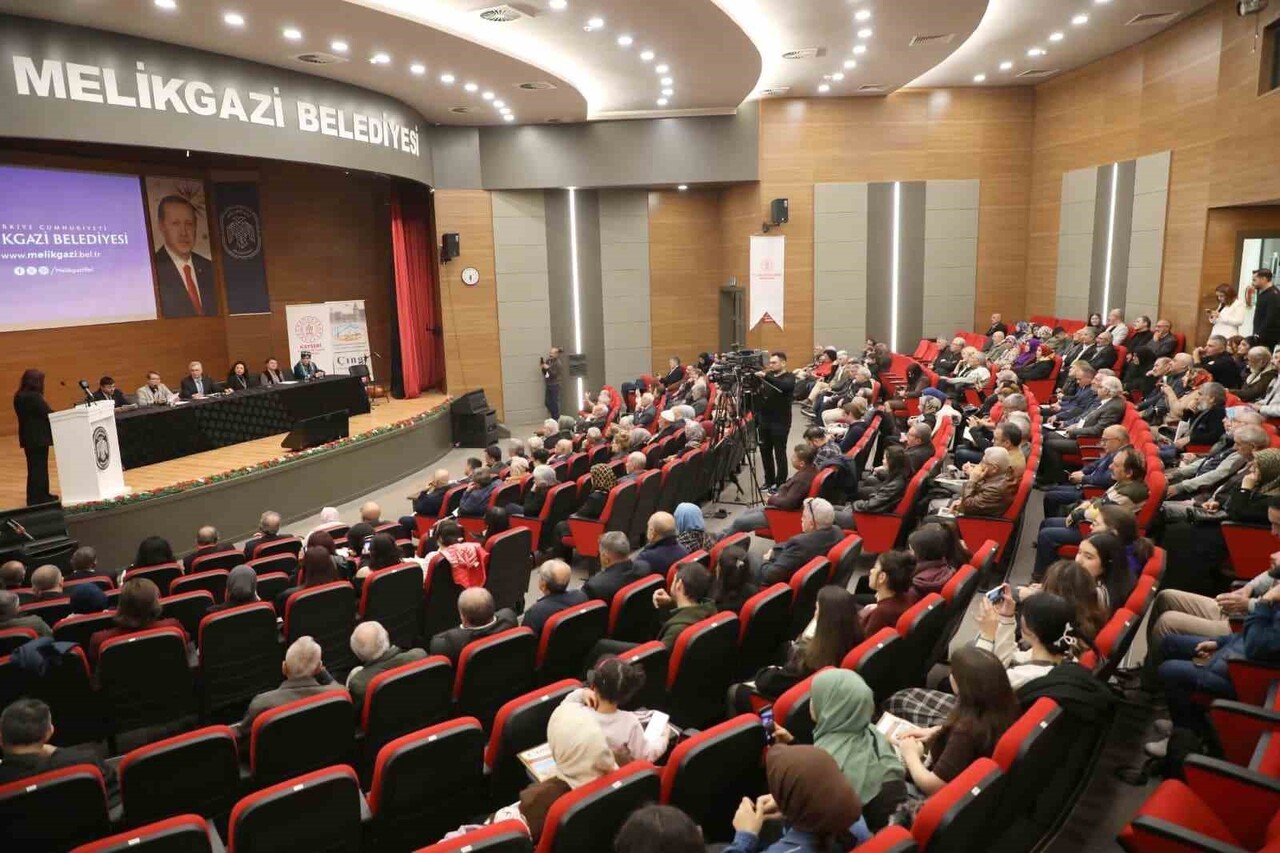 YAPMIŞ OLDUĞU ETKİNLİKLERLE İLÇE SAKİNLERİNİ ŞİİR, TİYATRO, SÖYLEŞİ, MÜZİK VE SİNEMAYLA...