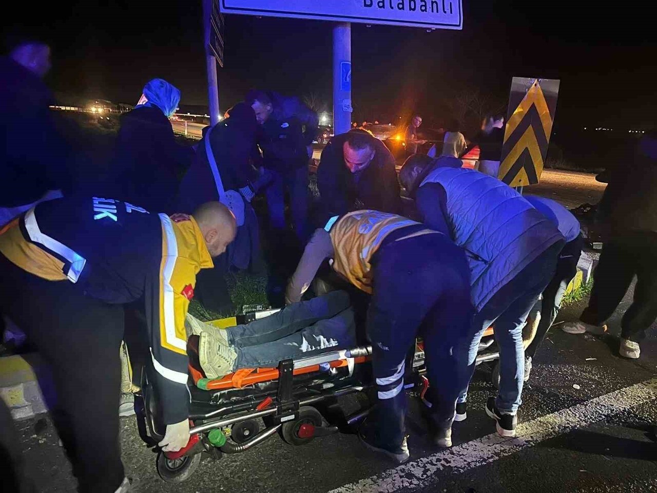 YARALILAR SEDYEYLE AMBULANSA TAŞINDI.