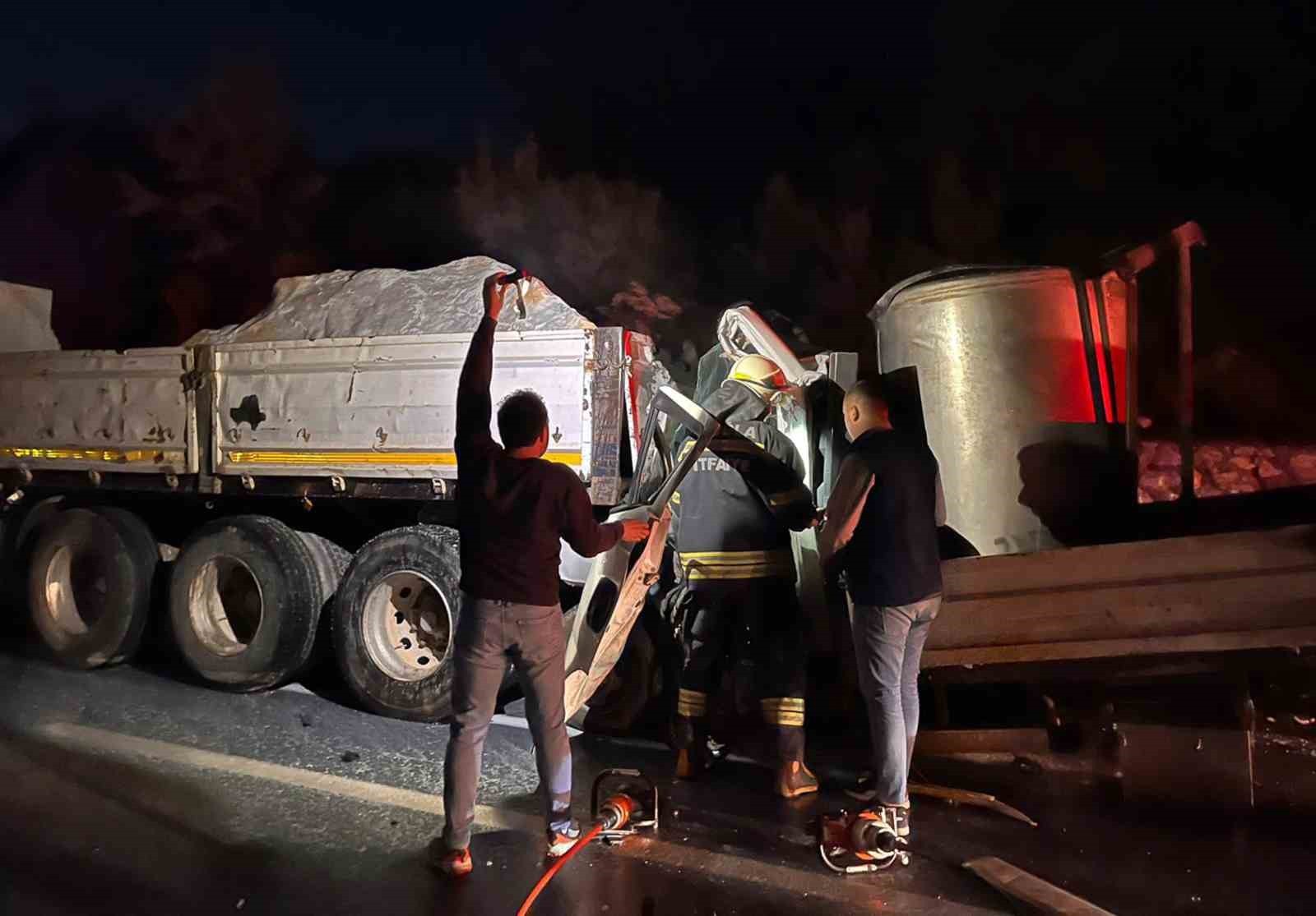 YATAĞAN-MİLAS KARAYOLUNDA SÜT TOPLAMA ARACININ MERMER YÜKLÜ TIR’I ARKADAN ÇARPMASI SONRASI MEYDANA...