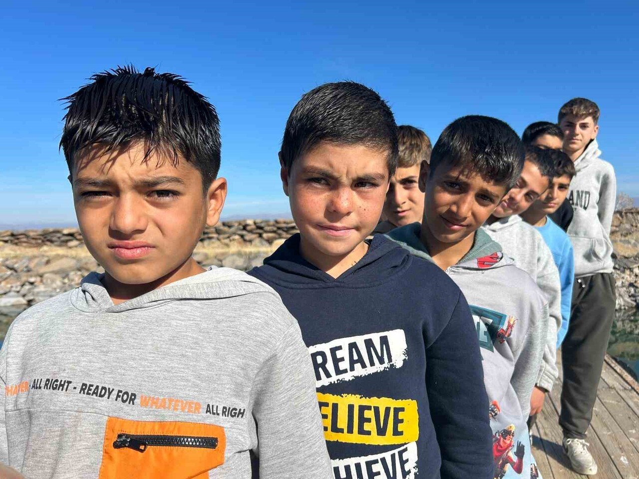 YAZ AYLARINDA VAN GÖLÜ'NÜN SODALI SULARINDA SIK SIK YÜZDÜKLERİ İÇİN SAÇLARI SARARAN ÇOCUKLARIN...