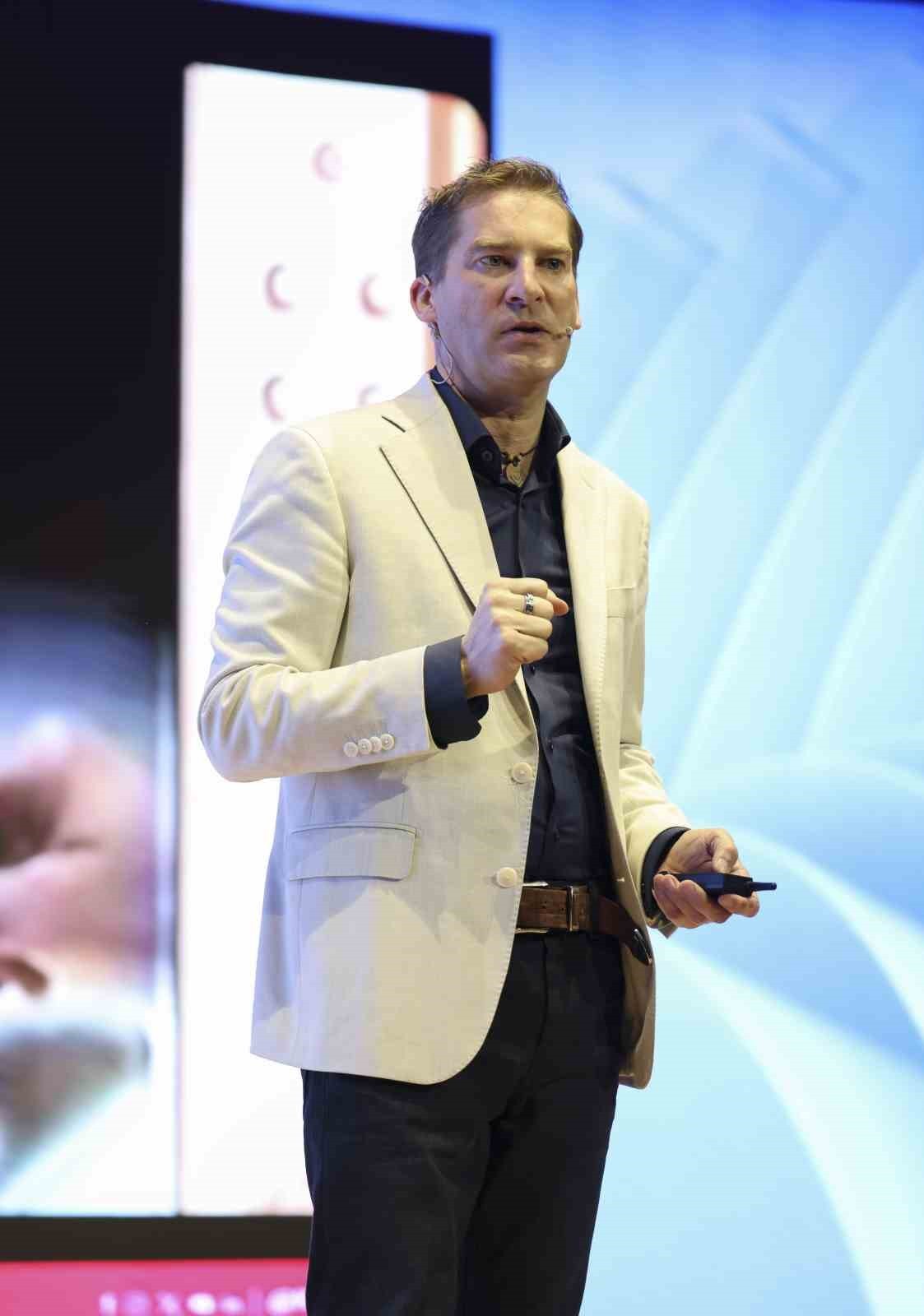 YAZAR KEN HUGHES PROGRAMDA BİR KONUŞMA YAPTI