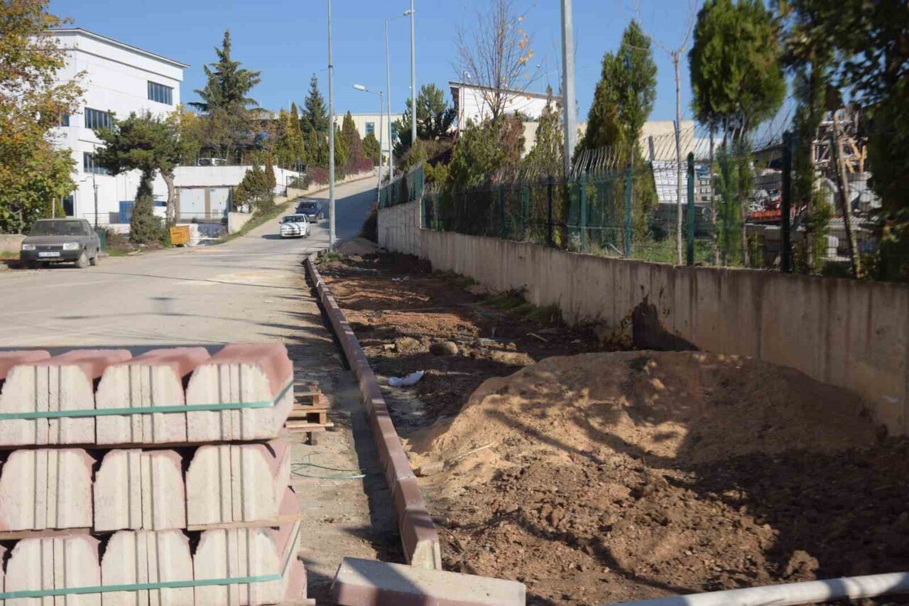 YENİ CADDE VE SOKAKLAR ULAŞIMA AÇILIYOR KALDIRIMLAR YENİLENİYOR