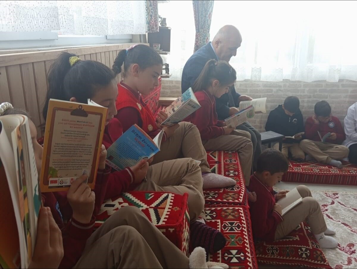 YENİ YAPILAN KÜLTÜR ODASINDA KİTAP OKUMA ETKİNLİĞİ YAPILDI