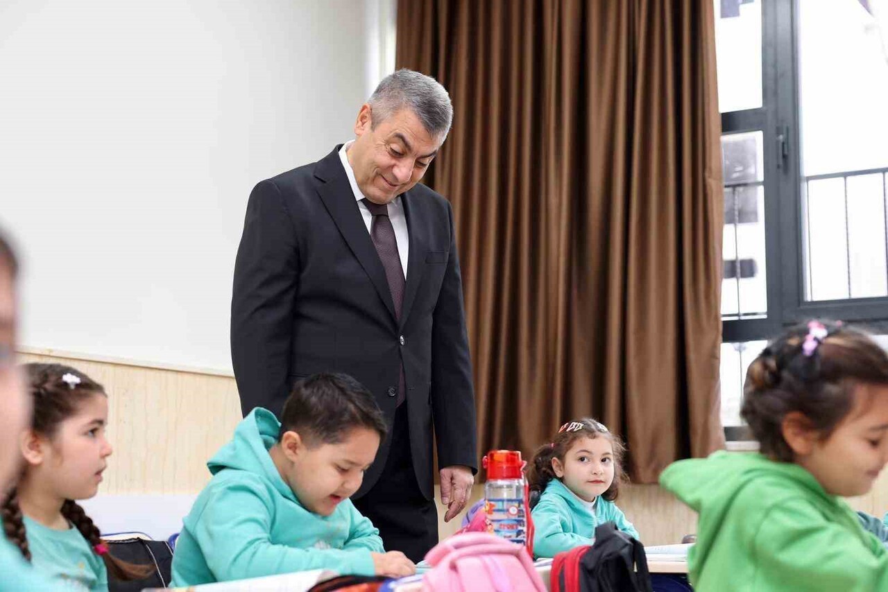 YENİDEN YAPILAN OKULDA İLK DERS HEYECANINI YAŞAYAN ÖĞRENCİLERİ SINIFLARINDA ZİYARET EDEN MERSİN...