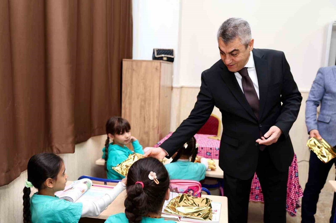 YENİDEN YAPILAN OKULDA İLK DERS HEYECANINI YAŞAYAN ÖĞRENCİLERİ SINIFLARINDA ZİYARET EDEN MERSİN...