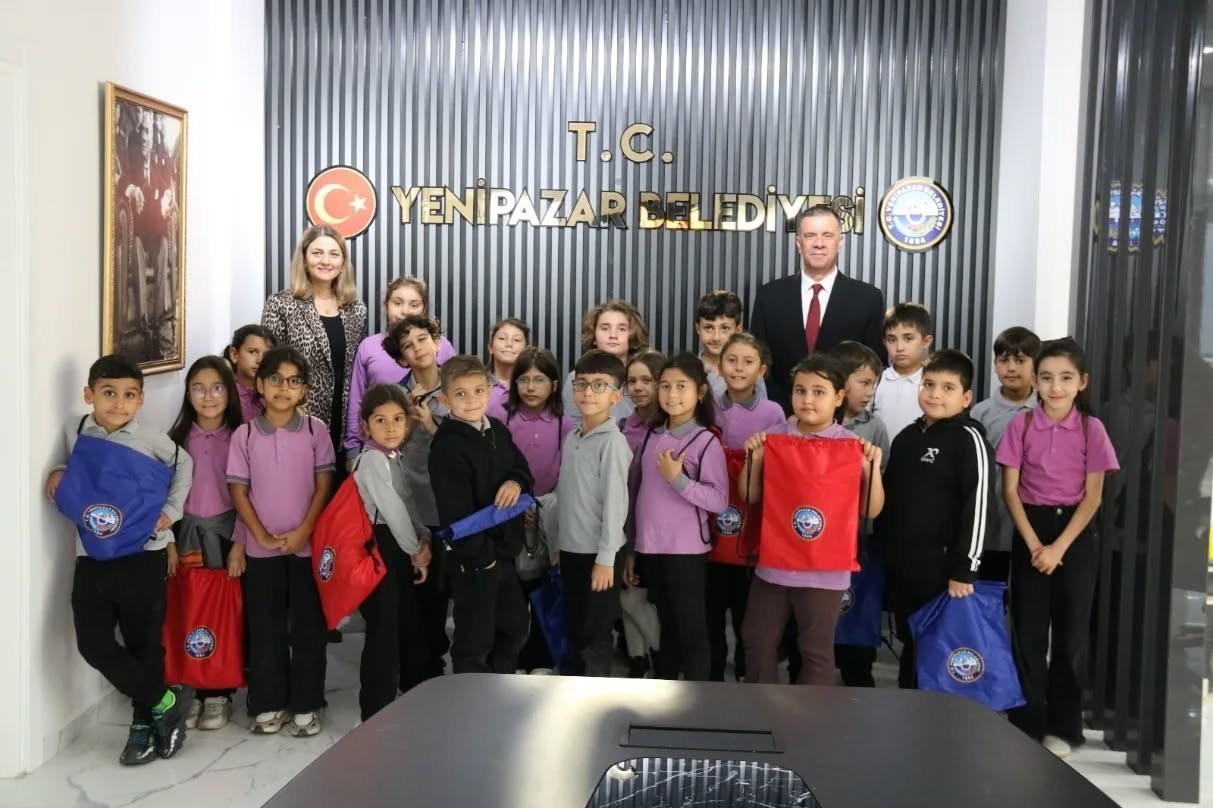 YENİPAZAR BELEDİYE BAŞKANI MALİK ERCAN, İLKOKUL ÖĞRENCİLERİNİ MAKAMINDA AĞIRLAYARAK SORULARINI...