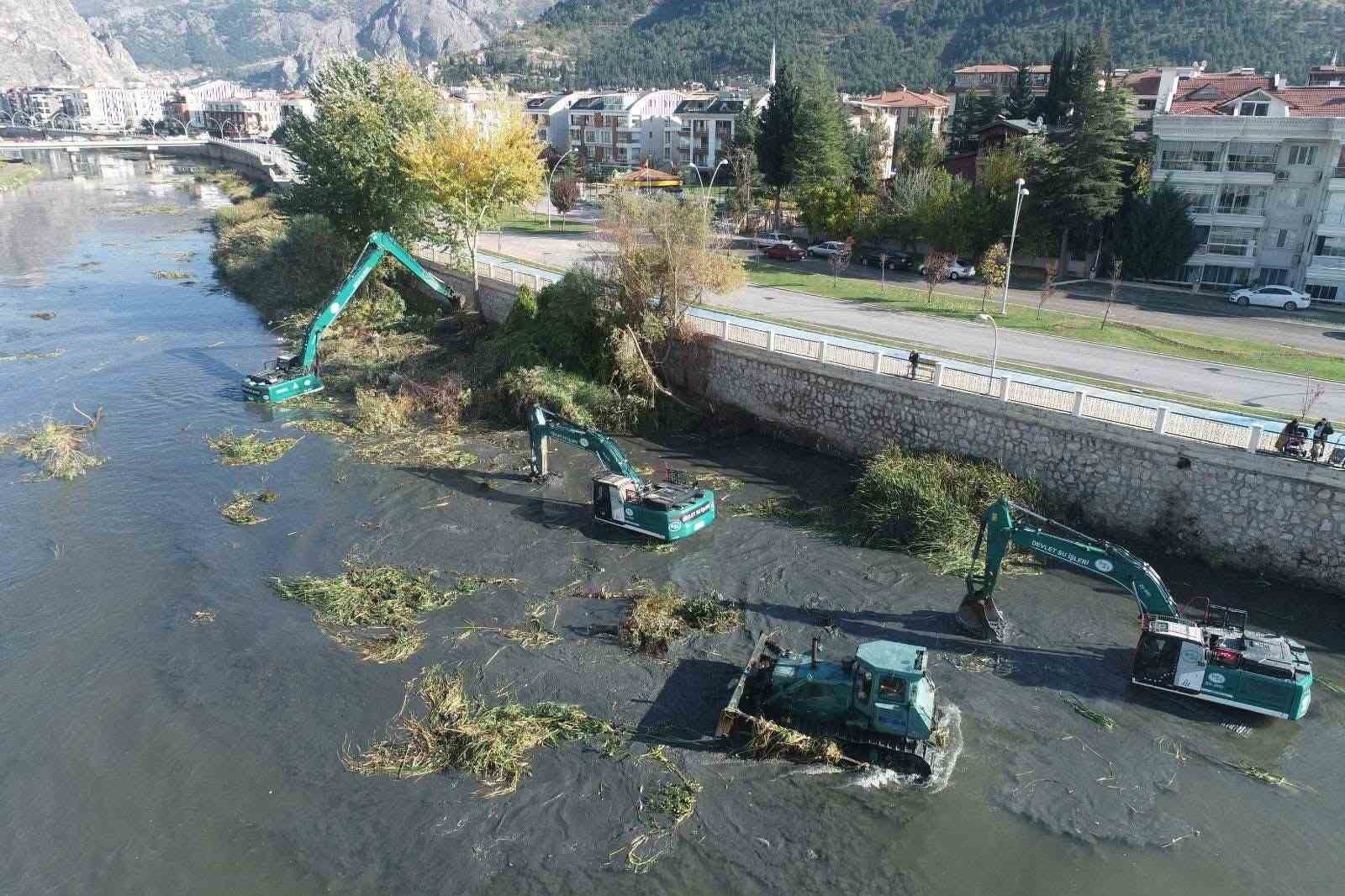 YEŞİLIRMAK NEHRİNİN AMASYA’NIN İÇİNDEN GEÇEN KISMINDA IRMAK YATAĞINDAKİ KİRLİLİĞİ ORTADAN...