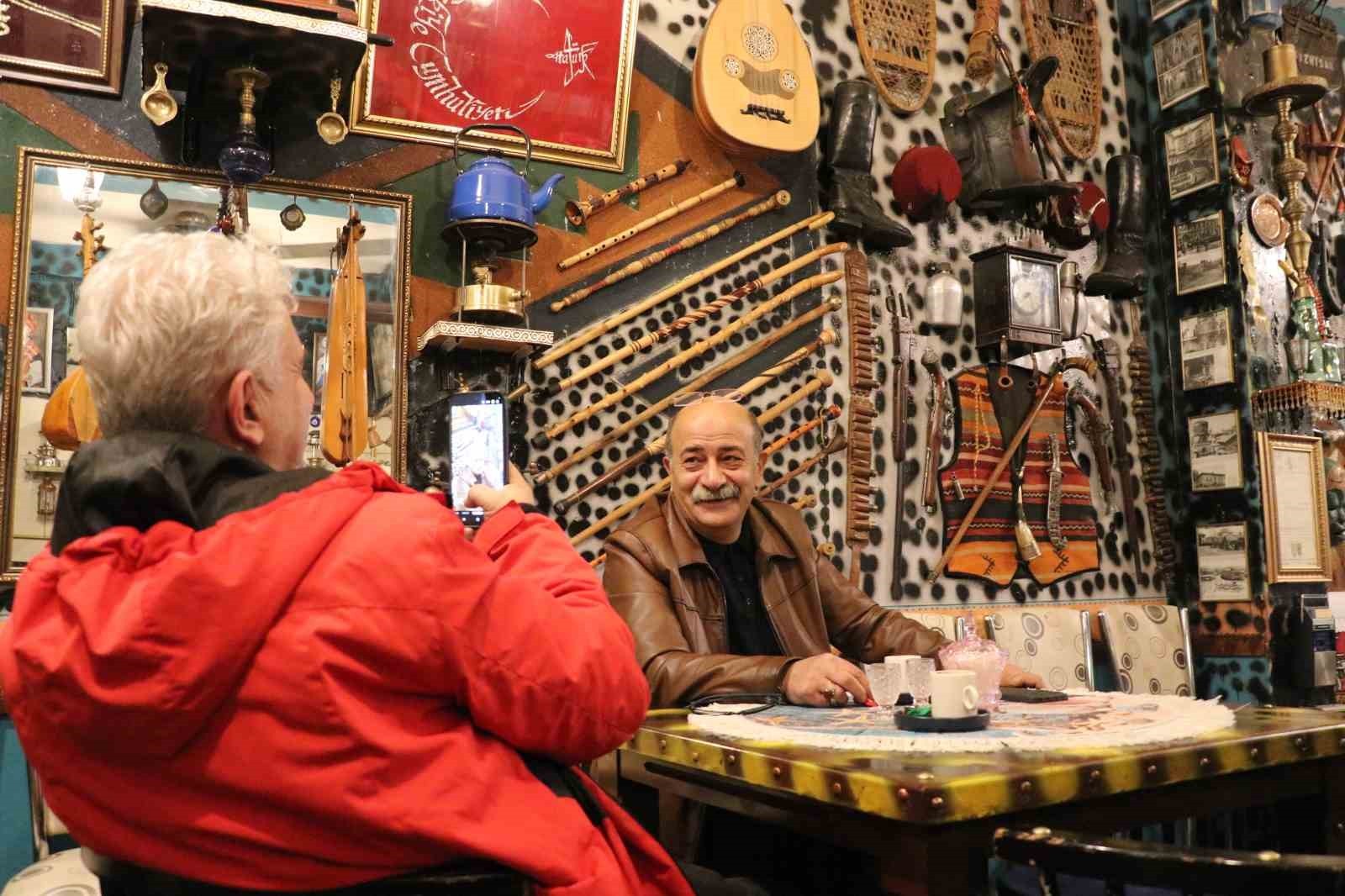 YILLAR ÖNCE HURDACIDAN ALINAN BİR DEMLİKLE BAŞLAYAN ANTİKA MERAKI, BUGÜN SİVAS’TA NOSTALJİYLE DOLU...