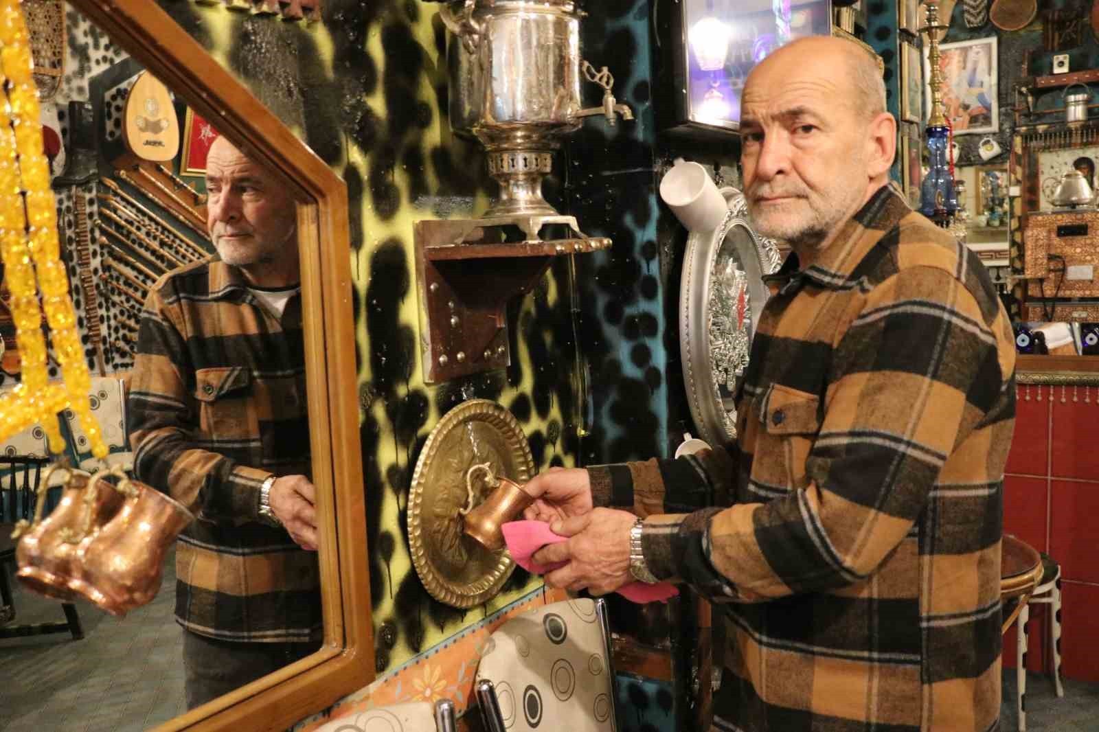 YILLAR ÖNCE HURDACIDAN ALINAN BİR DEMLİKLE BAŞLAYAN ANTİKA MERAKI, BUGÜN SİVAS’TA NOSTALJİYLE DOLU...