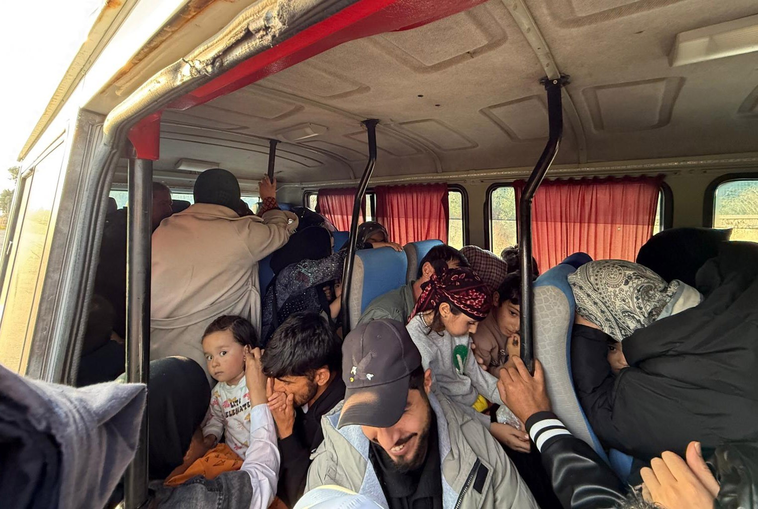 YOL DENETİMİNDE DURDURULAN BİR ARAÇTA, AFGANİSTAN VE FİLİSTİN UYRUKLU 40 DÜZENSİZ GÖÇMEN İLE 1...