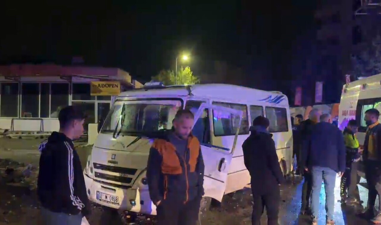 YOLCU MİNİBÜSÜ İLE CİP ÇARPIŞTI: 3 YARALI